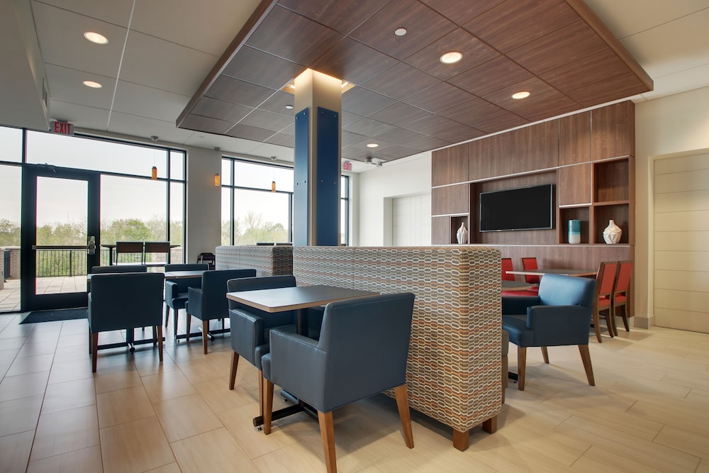 Holiday Inn Express and Suites Elizabethtown North by IHG - photo 24