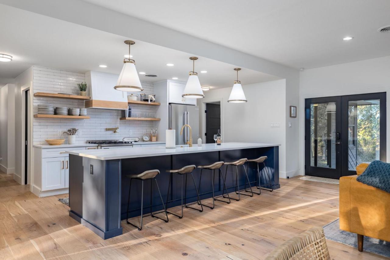 Amazing Modern Farmhouse Retreat W 2 Suites — 4-Star Luxury Hotel in Canyon Lake, United States