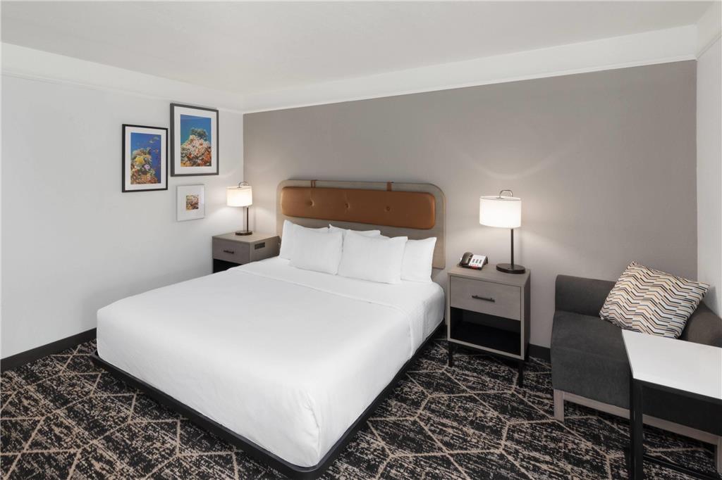 La Quinta Inn & Suites by Wyndham Houston Bush IAH South - photo 26