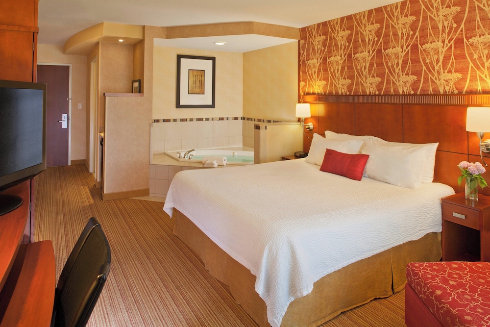 Courtyard by Marriott Medford Airport - photo 21