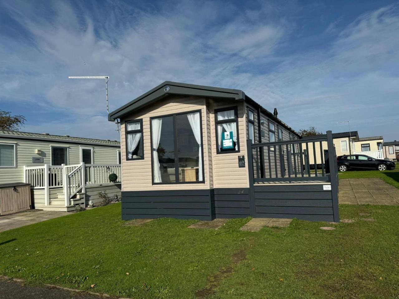 Stunning Caravan With Side Decking Just A Short Walk To Hembsy Beach Ref 00069Ba in Hemsby, United Kingdom
