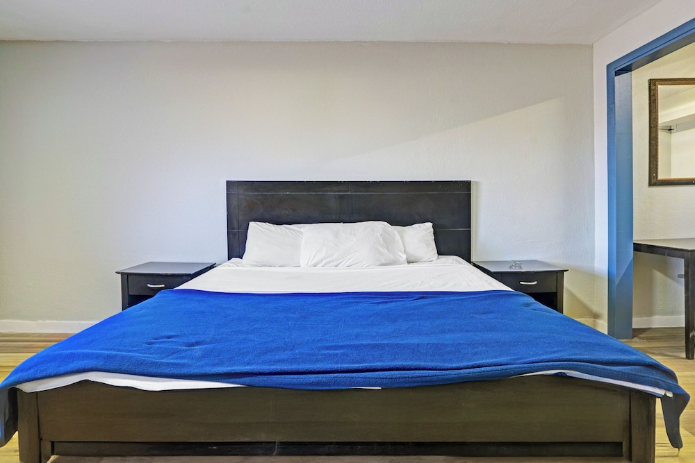 Super 7 Inn By OYO San Antonio NW Medical Center - photo 28