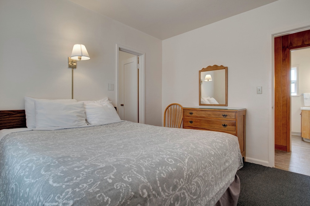 Ester Lee Oceanview Inn - photo 19