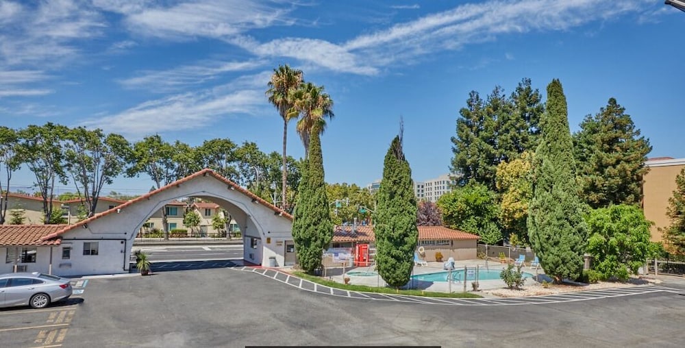 Super 8 by Wyndham San Jose Airport - photo 18