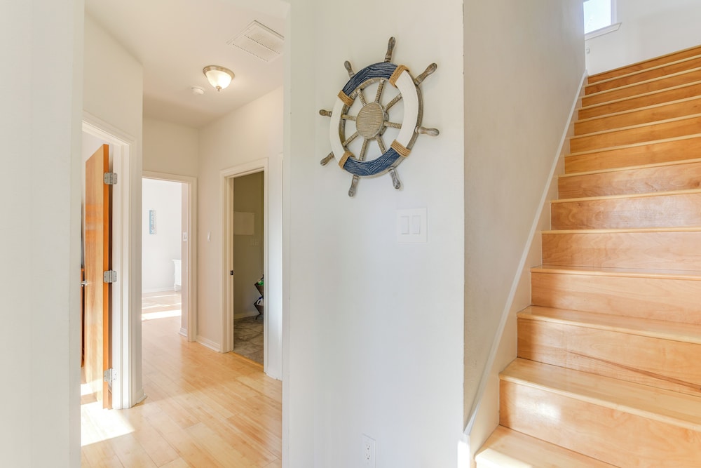 Seabrook Getaway W Balconies Bay Views — Seabrook