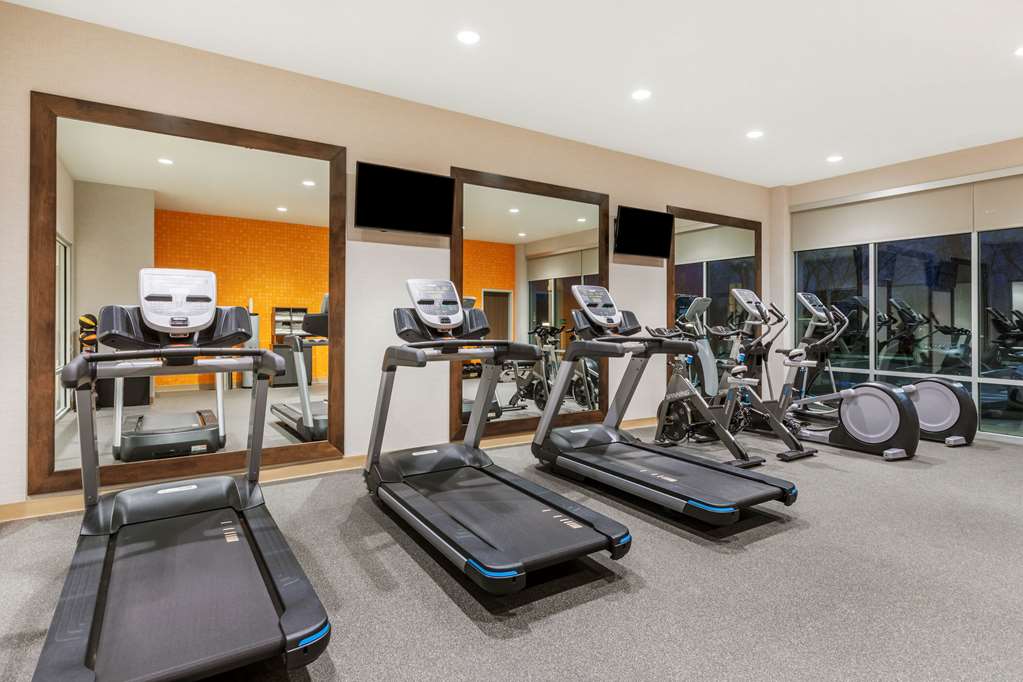 La Quinta Inn & Suites by Wyndham Kansas City Beacon Hill - photo 11