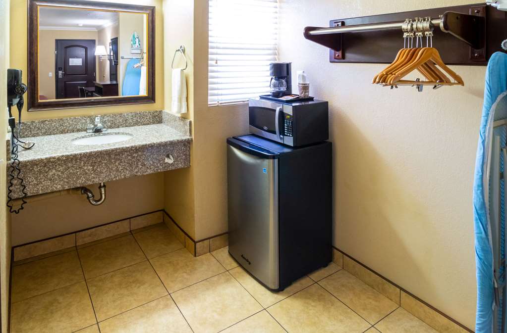 Econo Lodge Inn & Suites Fallbrook Downtown - photo 18