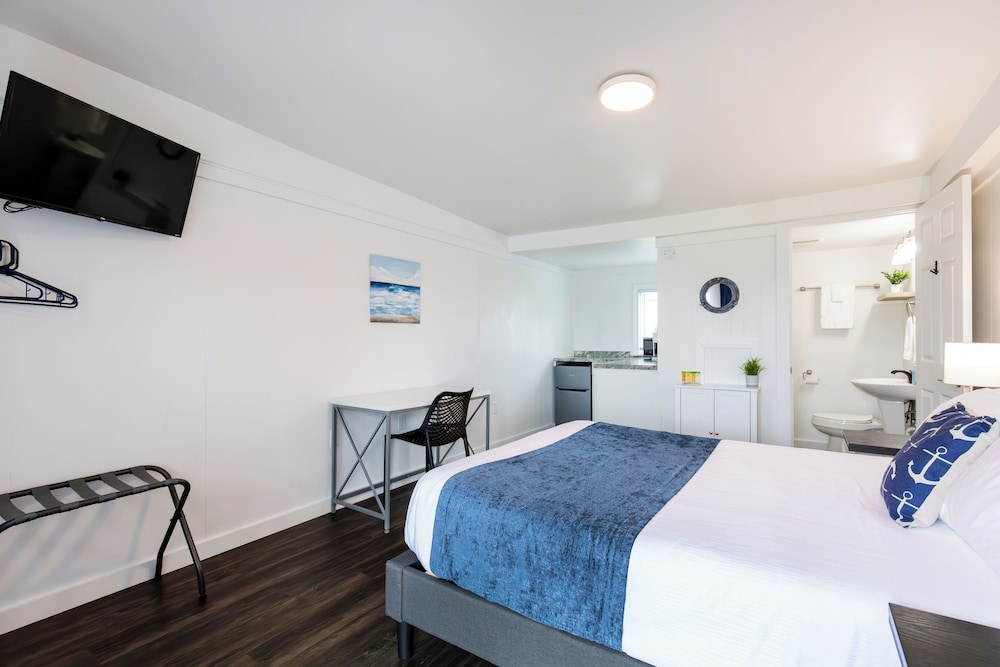 Anchor Bay Inn and Suites - photo 15