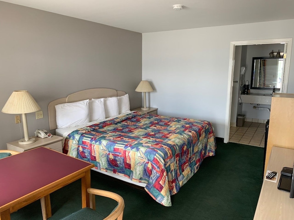 Key West Inn Childersburg - photo 8