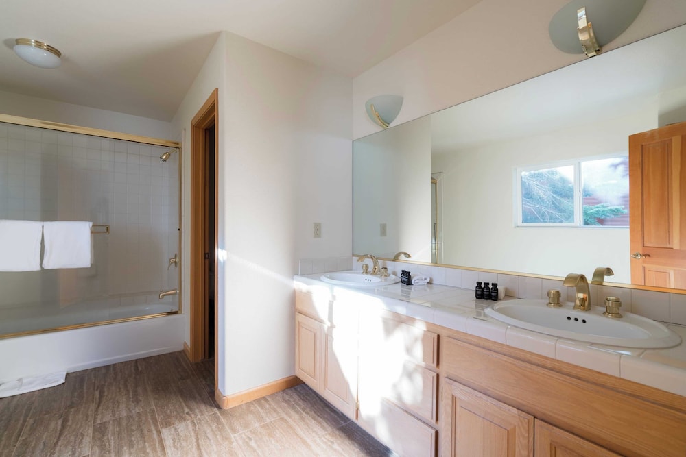 Sparrow by Avantstay Modern Mountain Retreat w Hot Tub Pool Table & Games - photo 27
