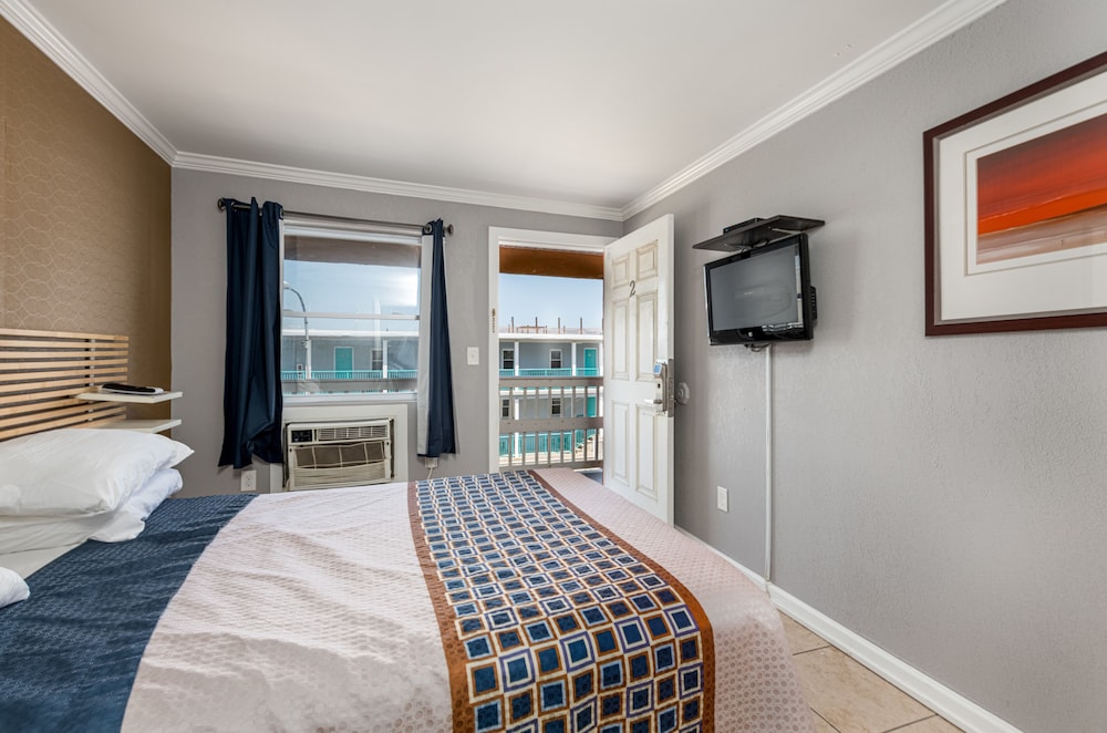 Boardwalk Hotel Charlee & Beach House Rentals - photo 17