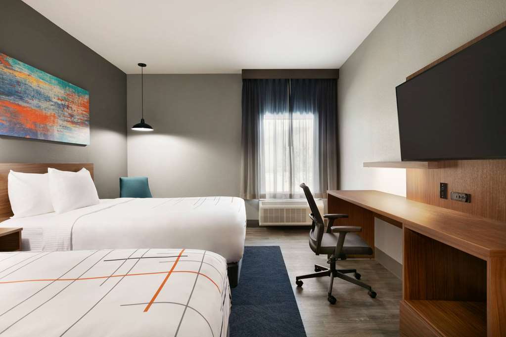 La Quinta Inn & Suites by Wyndham College Station North - photo 27