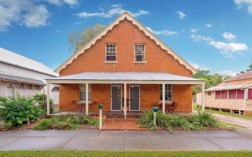 Eliza 1875 Red Brick Duplex Townhouse — 4-Star Luxury Hotel in Grafton, Australia