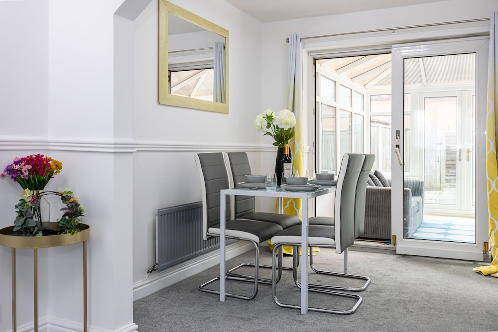 E&E's House — 4-Star Luxury Hotel in Blackburn, United Kingdom