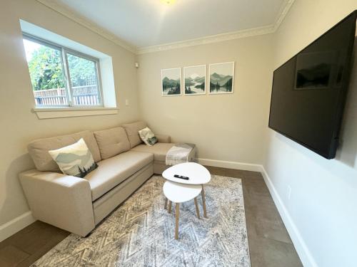 Cozy 1BR Near Skytrain Explore Vancouver Easily in Vancouver, Canada
