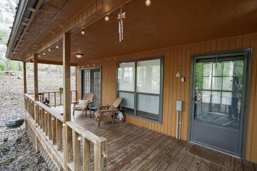 Hansel Spacious Cabin Views Greenery Deck — 4-Star Luxury Hotel in Blairsville, United States