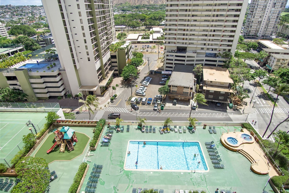 Waikiki Banyan Pool View Tower 1 Suite 707 — hotel in Honolulu