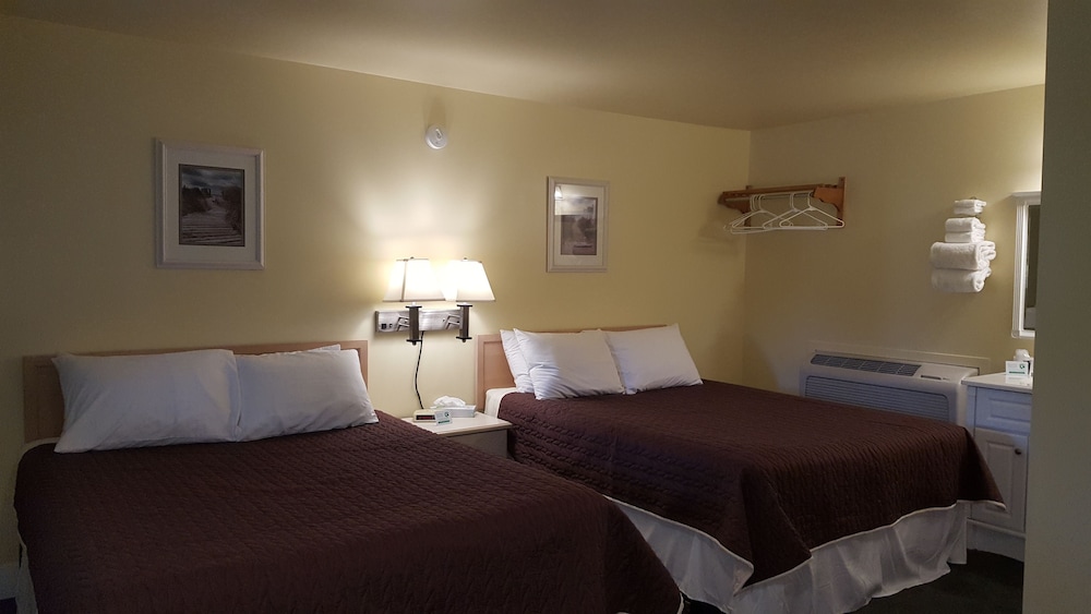 Captain's Quarters Motel - photo 4