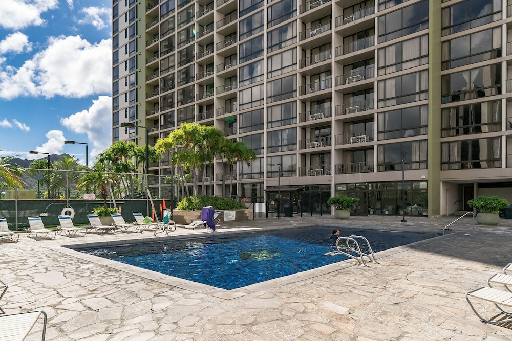 Spectacular Ocean & Diamond Head View 2 Bedroom Condo w Free Parking by Koko Resort Vacation Rentals - photo 11