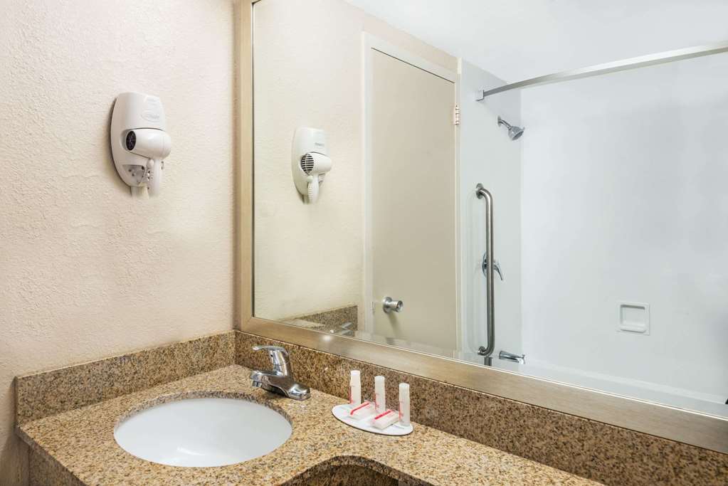 Howard Johnson by Wyndham Bangor - photo 7
