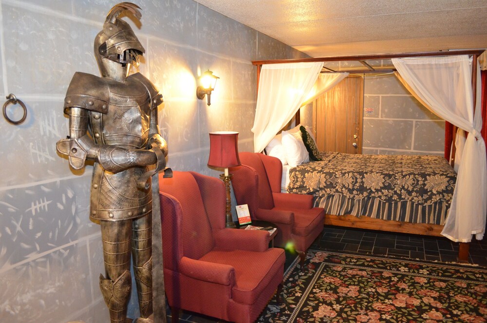 Red Carpet Inn And Fantasuite Hotel - photo 11