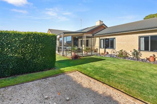 Selmes Sanctuary Blenheim Holiday Home — 4-Star Luxury Hotel in Blenheim, New Zealand