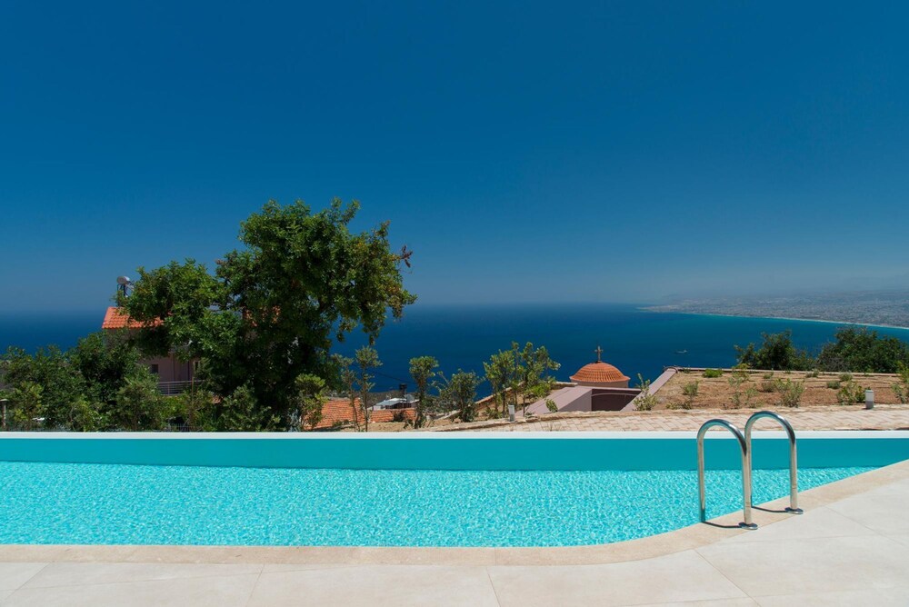 Plethora Luxury Suites — 4-Star Luxury Hotel in Irakleion, Greece