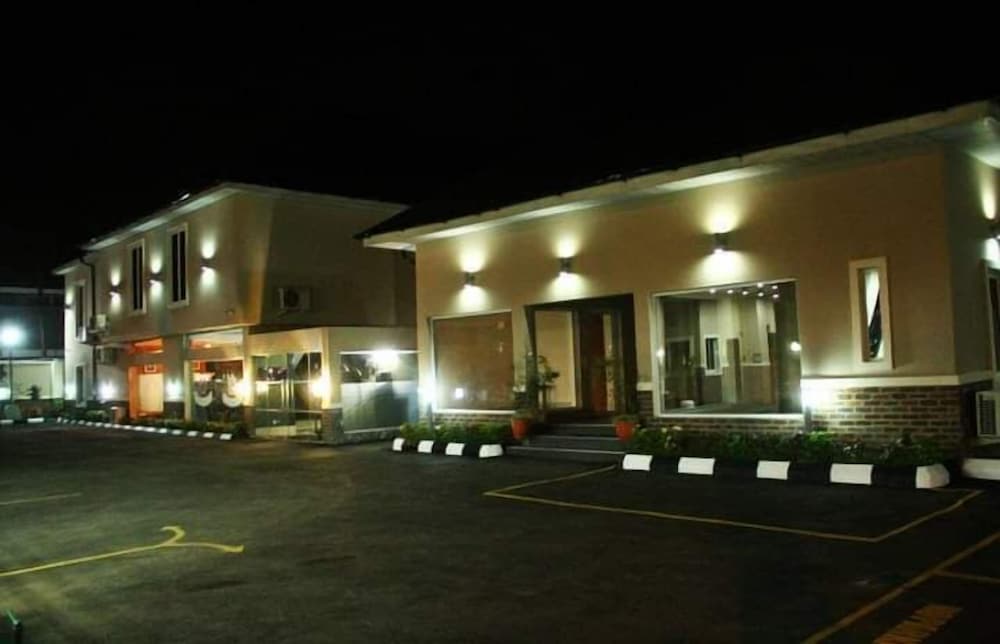 Cromwell Courtyard hotel - last minute hotel in Lagos