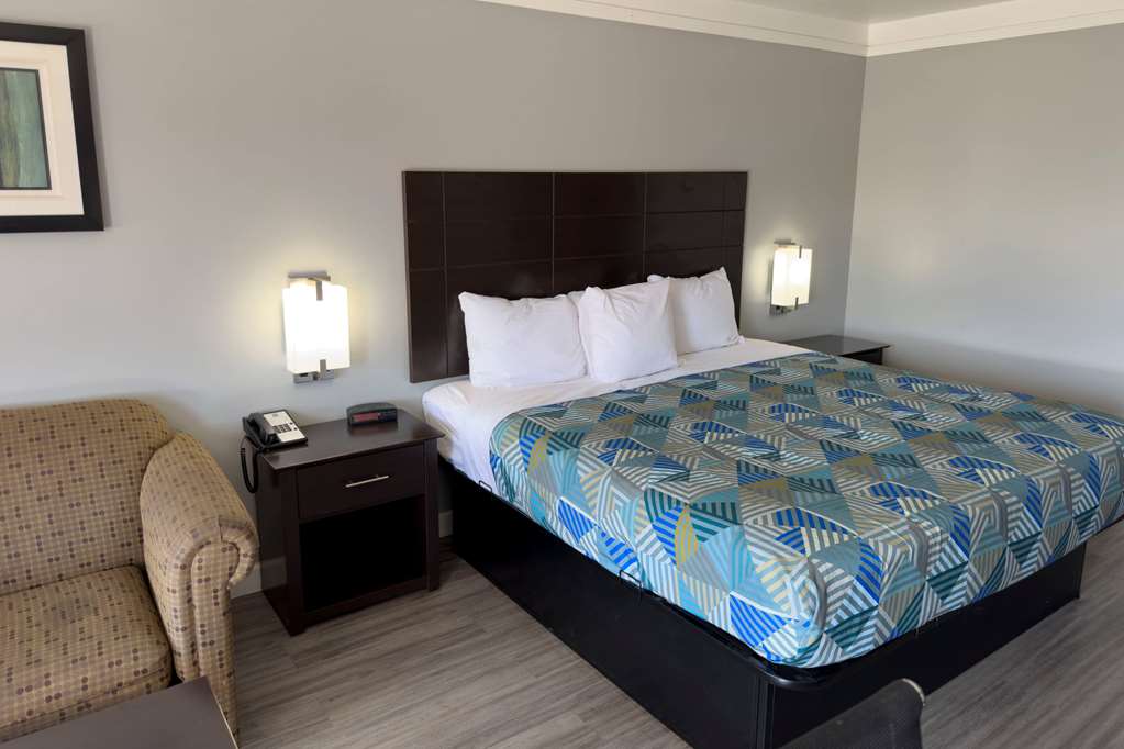 Days Inn by Wyndham Gonzales - photo 9
