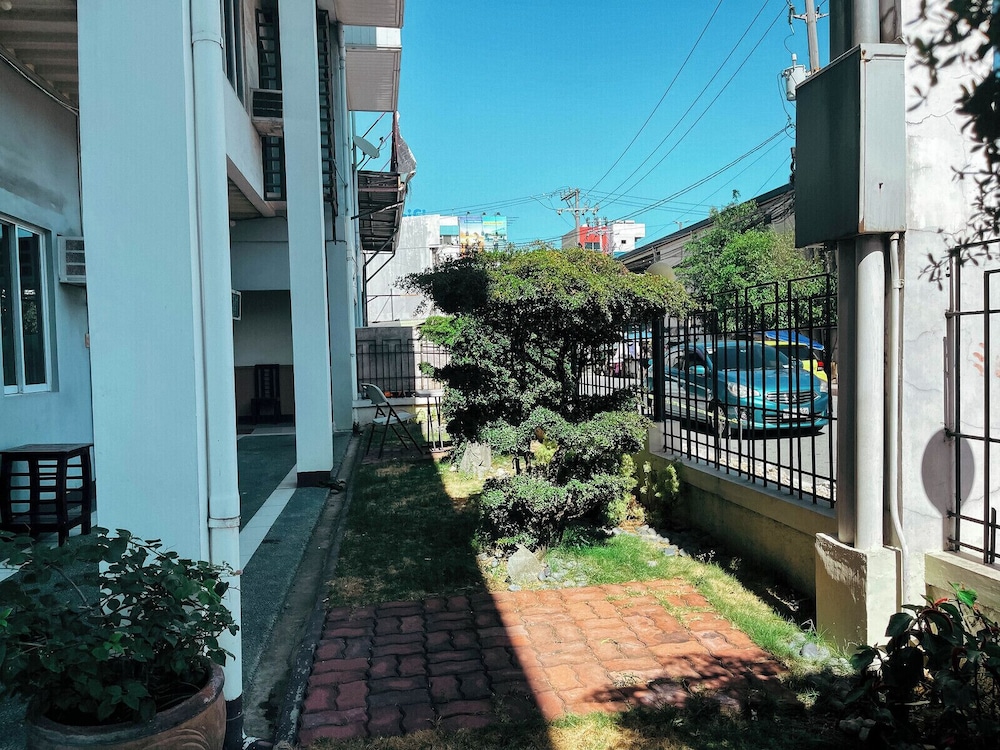 Siayan Travellers Inn