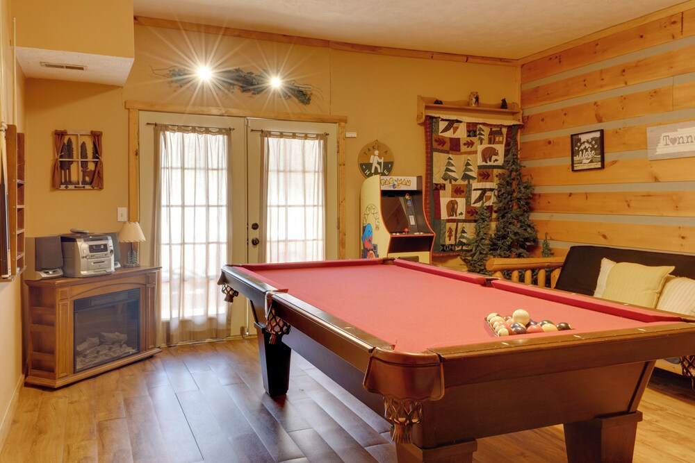 Private Hot Tub & Game Room: Mountain Retreat — 4-Star Luxury Hotel in Sevierville, United States