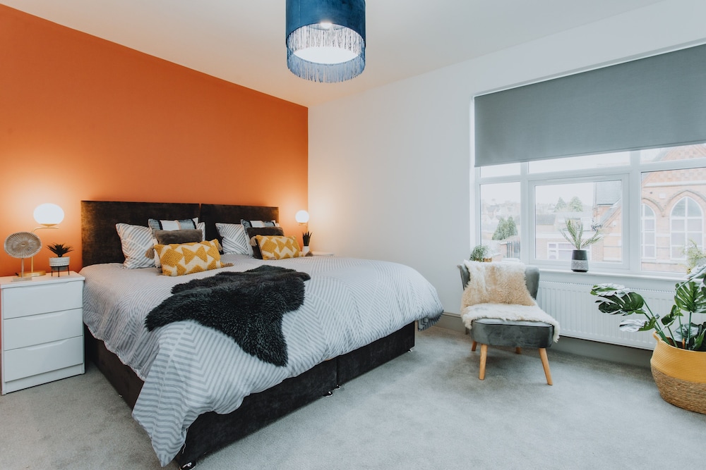 Entire House with Parking in Rugby — 4-Star Luxury Hotel in Rugby, United Kingdom