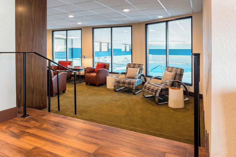 Royle Hotel Milwaukee Airport - photo 16