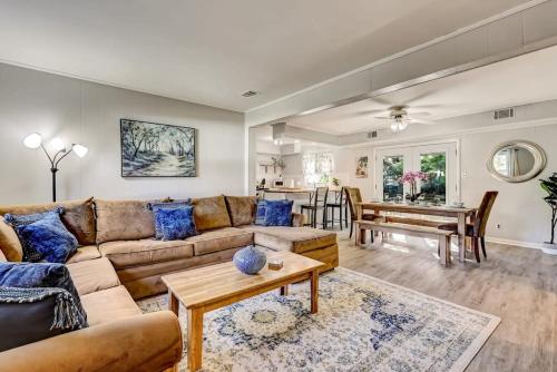 Near Downtown w Pool Oatland Island Escape in Savannah, United States