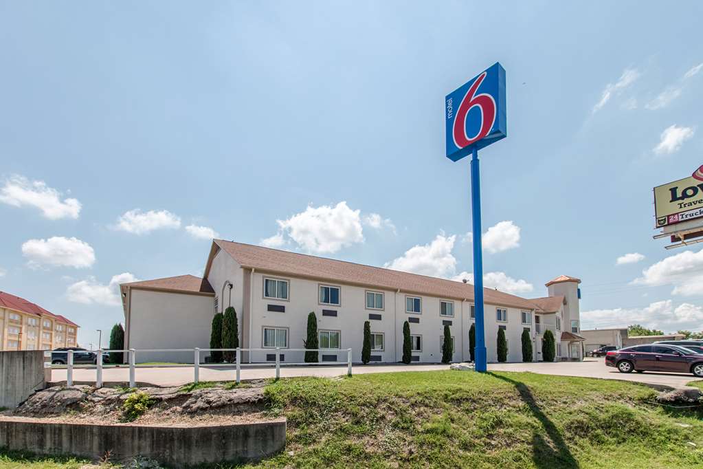 Motel 6 Hutchins - photo 3