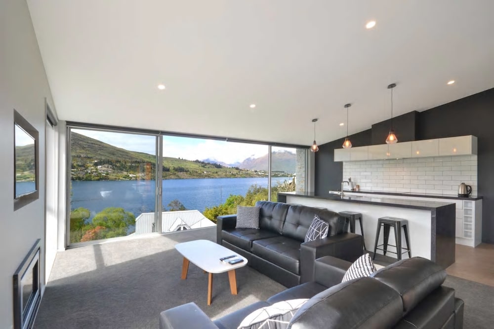 Battery Hill Luxury Apartments — 4-Star Luxury Hotel in Queenstown, New Zealand