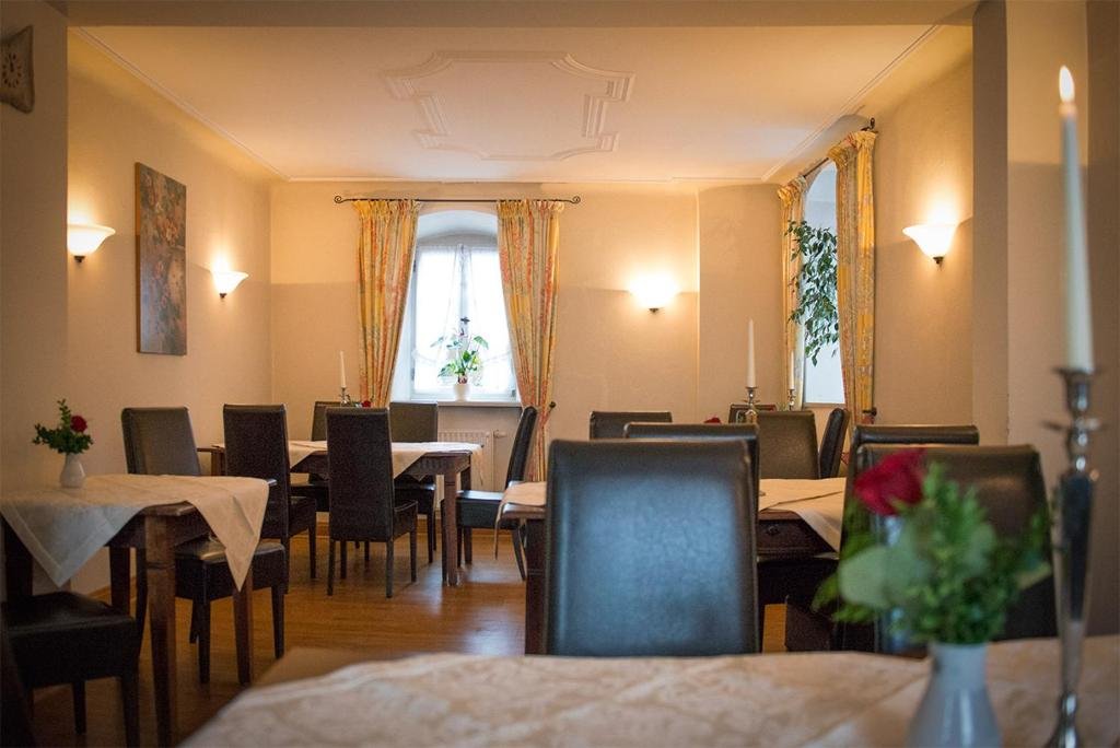 Der Patrizierhof Weingut Gasthof Hotel Familie Grebner — Mainbernheim