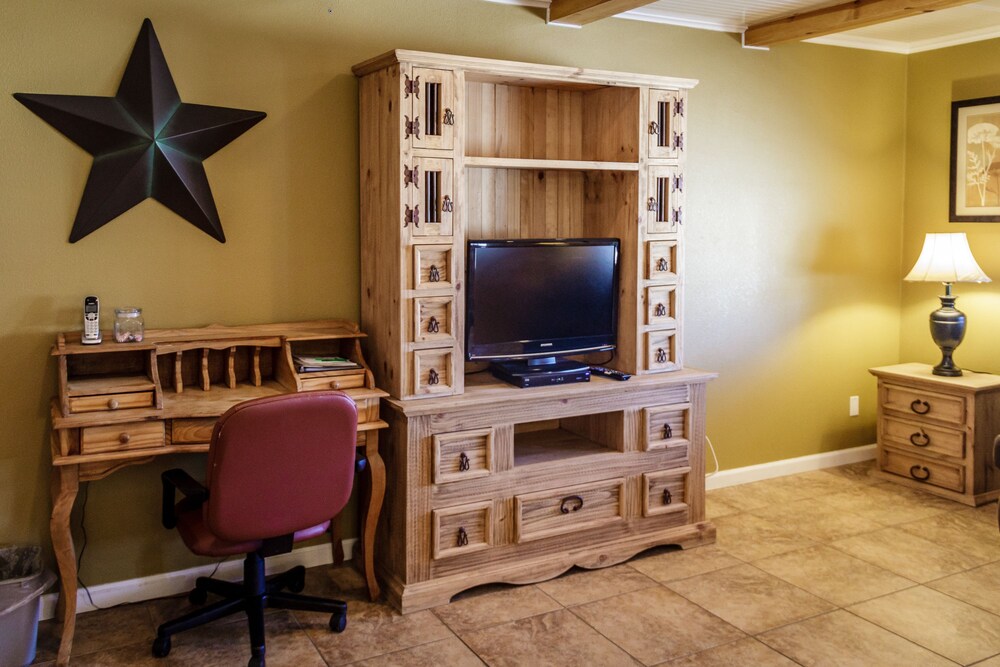 Charm Motel & Suites - photo 12