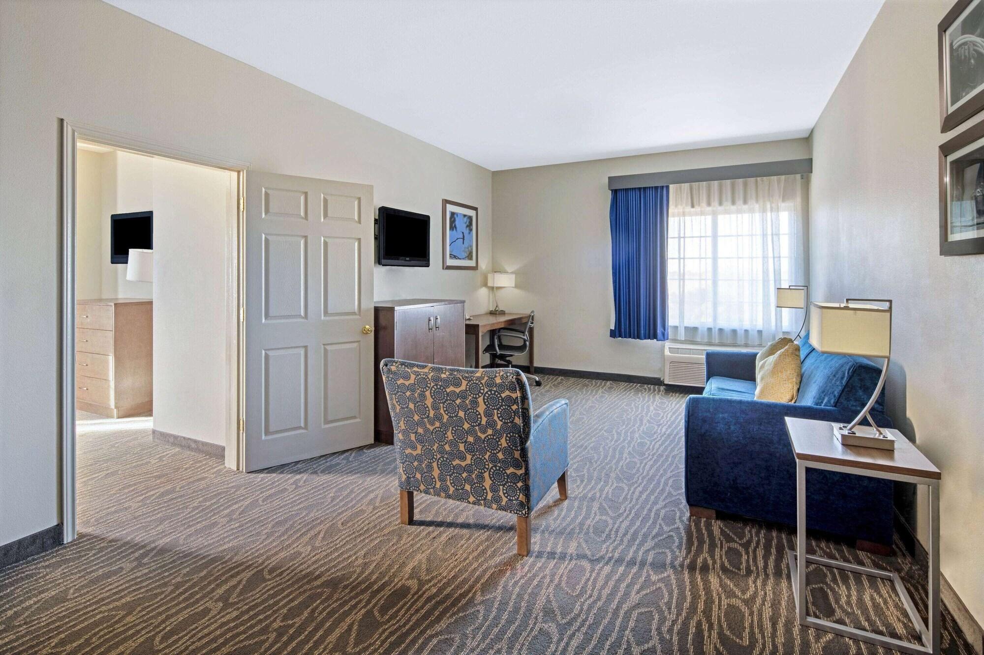 La Quinta Inn & Suites by Wyndham Mercedes Outlet Mall - photo 24