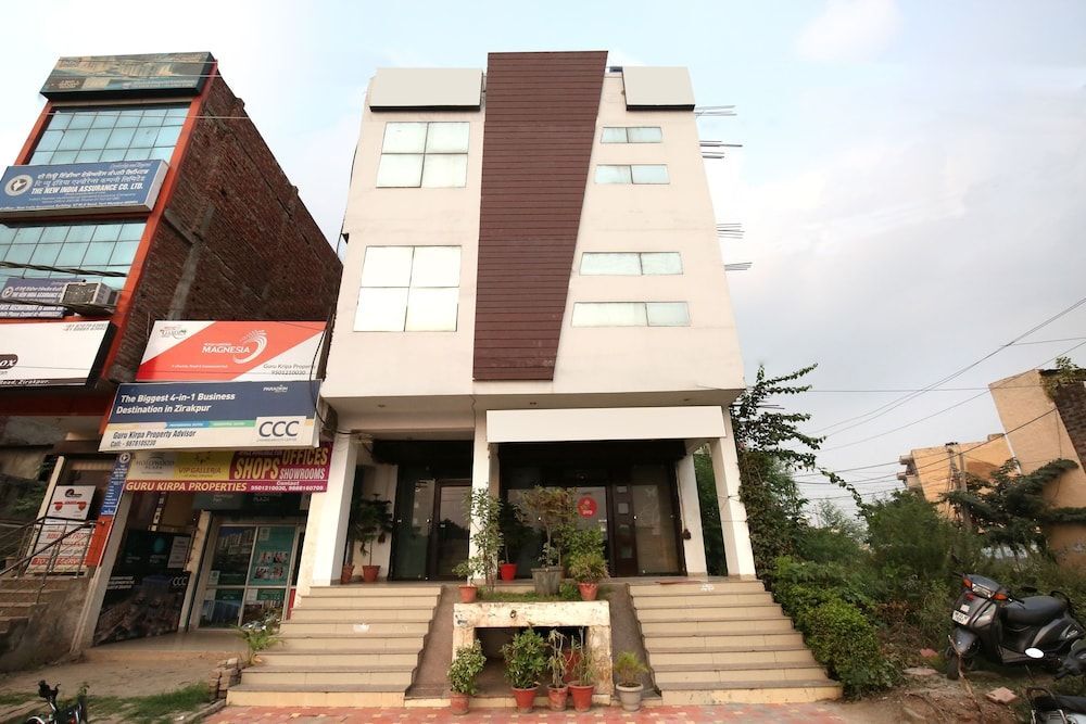 Oyo 9631 Hotel Oak in Basi, India