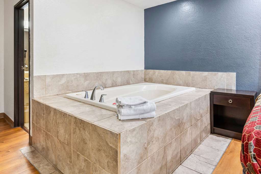 Econo Lodge Akron Copley Northwest - photo 29