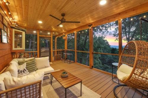 Redwoods Rising Sweeping Views Hot Tub — 4-Star Luxury Hotel in West Fork, United States