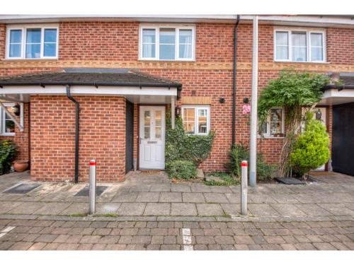 Peaceful terrace house with allocated parking bay Pass the Keys