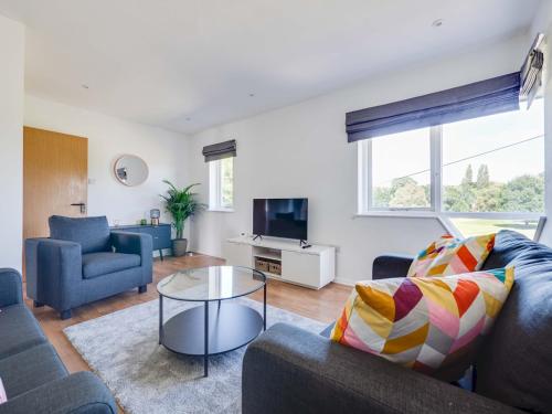 Pass the Keys Lovely 3 Bedroom Property Golf Club And Parking — 4-Star Luxury Hotel in Manchester, United Kingdom