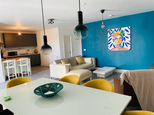 Stunning huge openplan 2Bed flat — 4-Star Luxury Hotel in Woking, United Kingdom