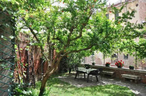 Garden in Venice Biennale — 4-Star Luxury Hotel in Venice, Italy