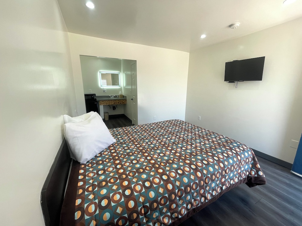 Newport Bay Inn - photo 7