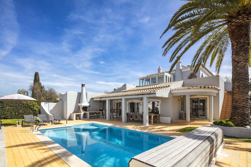 Villa in coastal town of Carvoeiro Algarve — 4-Star Luxury Hotel in Carvoeiro, Portugal