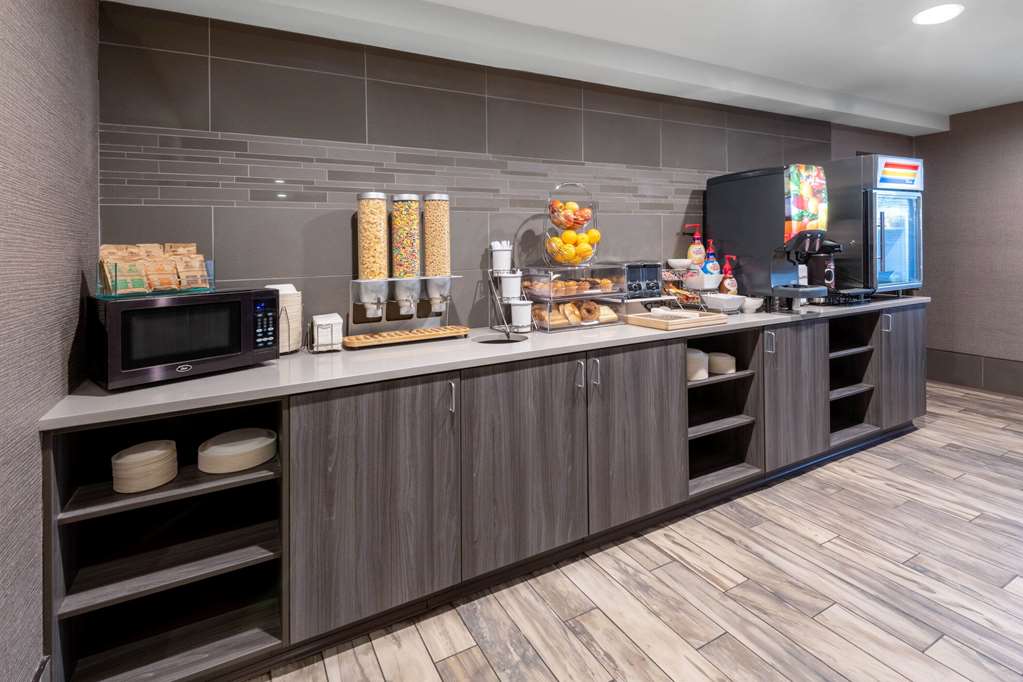 La Quinta Inn & Suites by Wyndham Anchorage Airport - photo 24