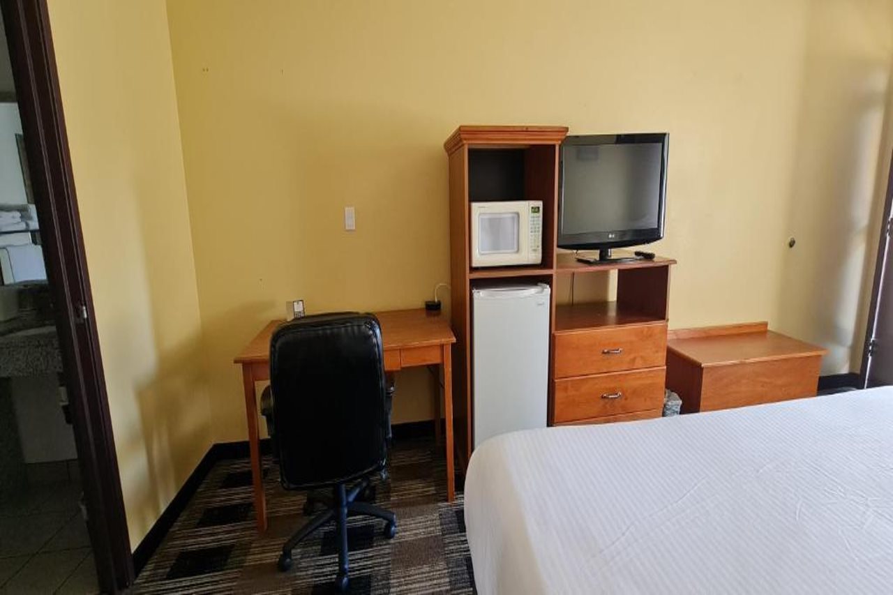 Oakridge Inn & Suites - photo 12